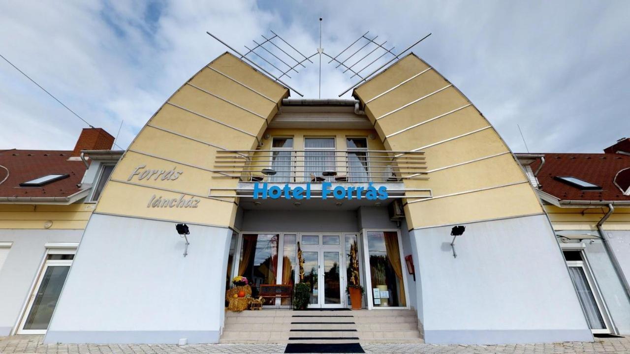 Hotel Forras Komárom Exterior foto
